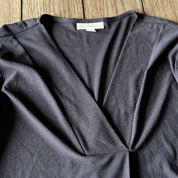 DANA Buchman XXL blouse v neck. - Picture 2 of 3